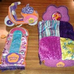 Groovy girls play bed, sleeping bag and mopad